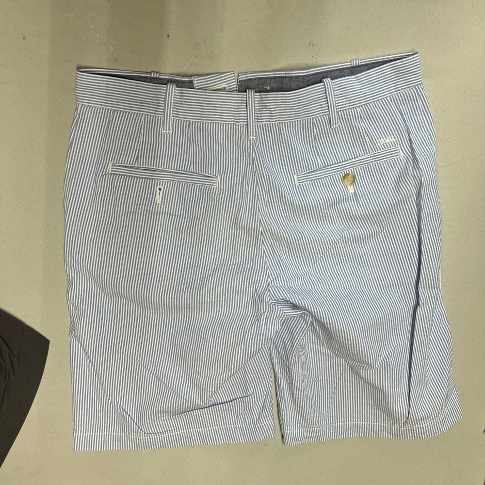 Izod men’s size 30 blue and white stripe shorts, only worn once. 100% cotton